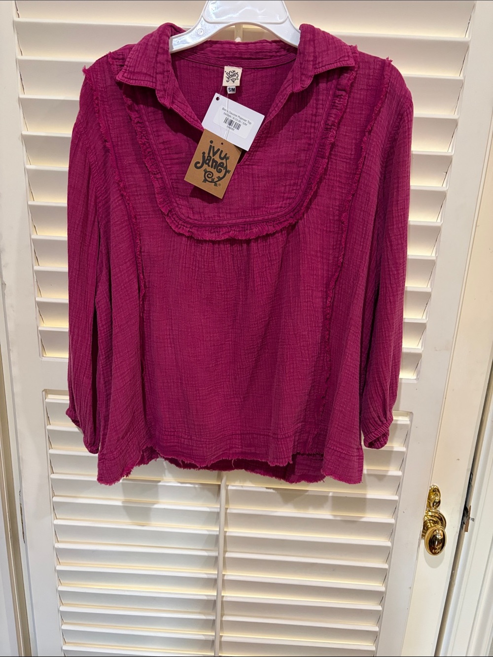 ivy jane Deep Magenta Gauze Ruffled Scoop Neck Top. Size S/M NWT